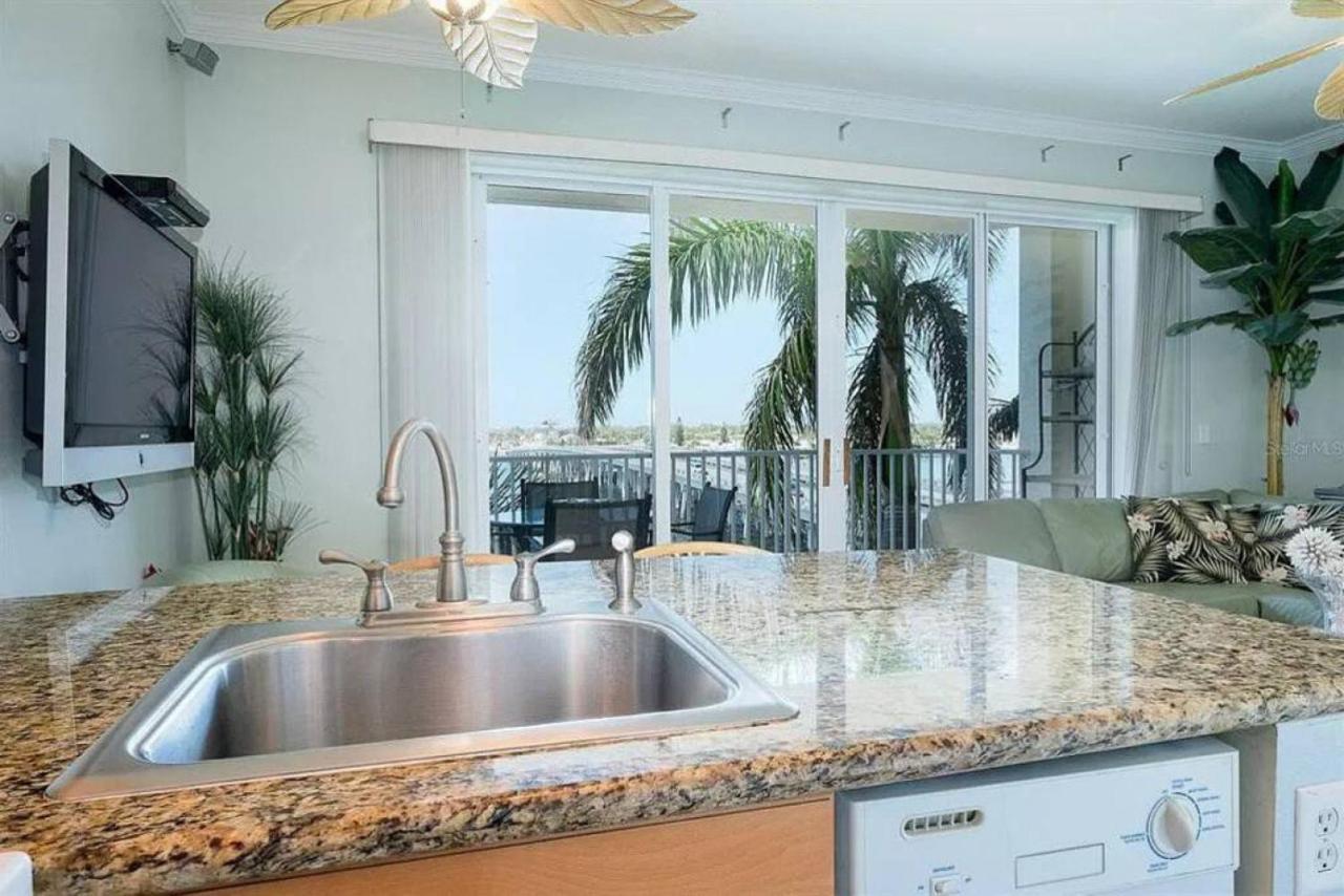 Bright Luxury Oceanfront Condo With Private Balcony And Hotel Pool St. Petersburg Exterior photo